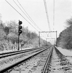 167135 Gezicht op de spoorlijn ter hoogte van Driebergen, in winterse omstandigheden, met links een driehoogten-lichtsein.